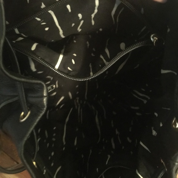 Leather bag with fringe - Picture 3 of 3